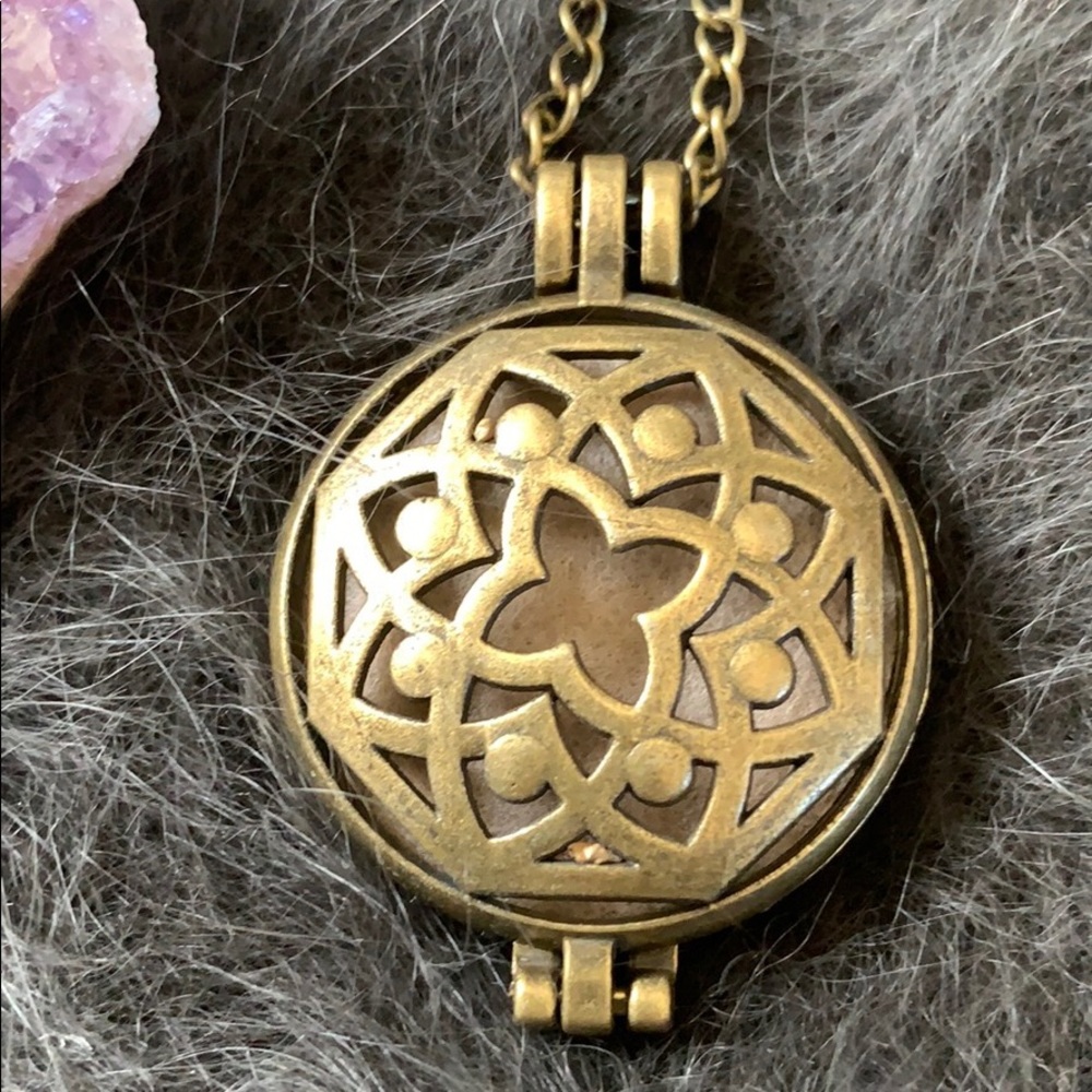 Aromatherapy Essential Oil Diffuser Locket - Picture 2 of 4